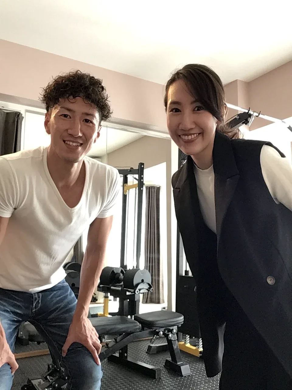 Footwork店内で笑顔を見せるトレーナーとお客様