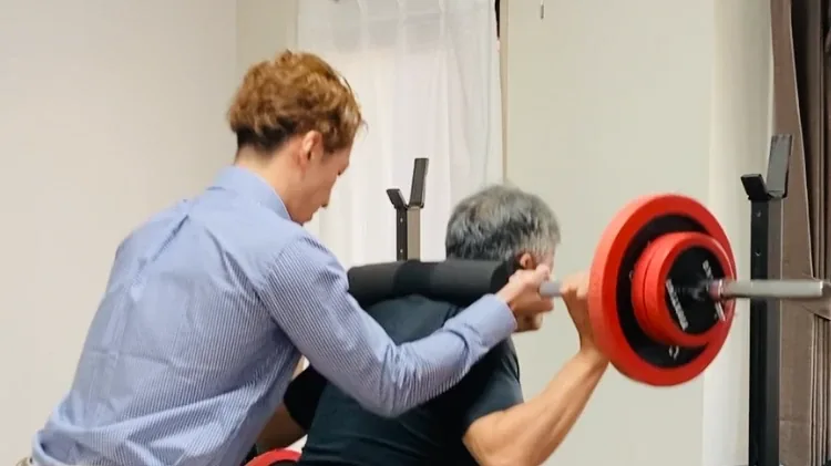 利用者に合わせてスクワットを指導する様子