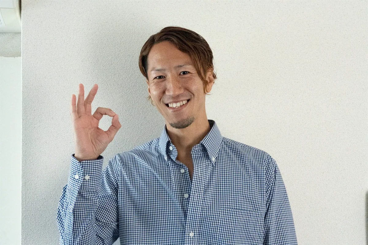笑顔で状態を確認するFootworkのトレーナー